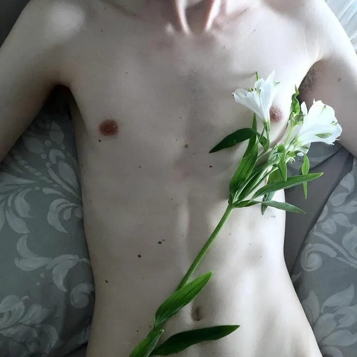 Заплаканные глаза парня. Парень пассив эстетика. Эстетика худого мужского тела. Худые парни эстетика. Бледный и худой парень плачет.