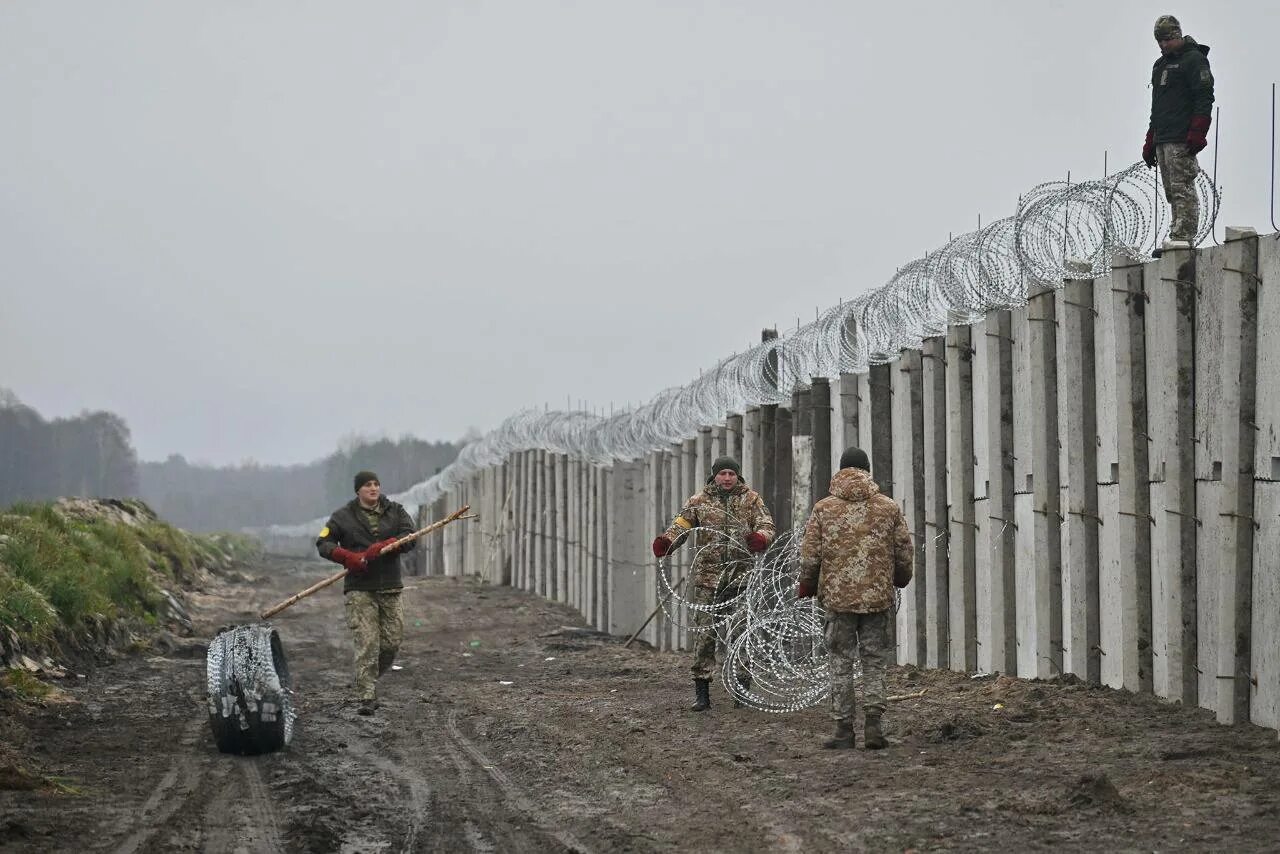 Как выглядит граница с украиной. Стена на границе. Забор на границе. Строительный забор. Забор на границе с Беларусью.