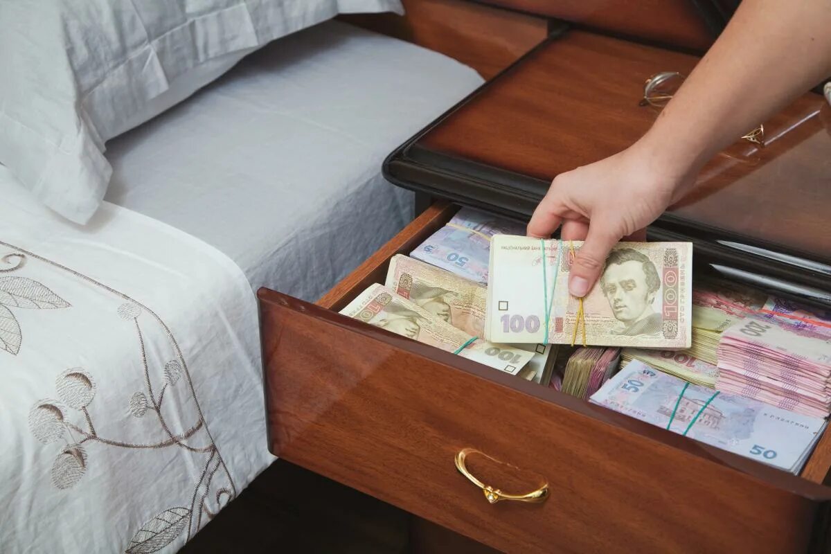 Откуда деньги из тумбочки. Деньги в тумбочке. лежат на деньгах. деньги в комоде. сейф в прикроватной тумбочке.