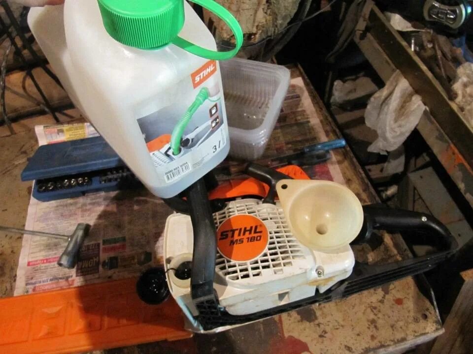 Stihl ms 180 масло. Масляный насос штиль мс180. масляный насос для бензопилы штиль 180. топливный фильтр бензопилы штиль 180. масляный фильтр пилы штиль 180.