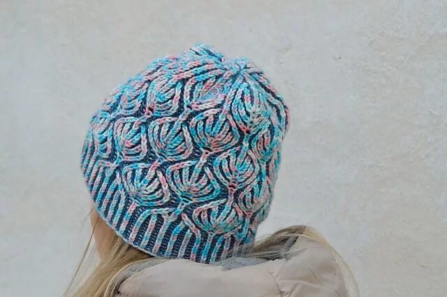 Техника бриошь крючком. Шапка Бриошь Равелри. Вязаные шапки Бриошь. Узор Бриошь шапки. Шапка Бриошь спицами.