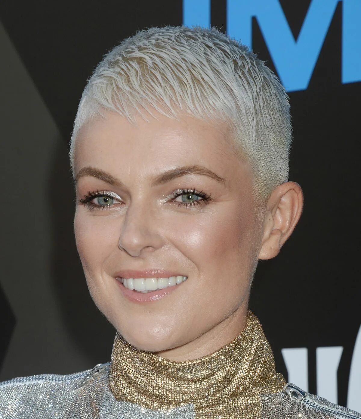 дерзкий гарсон. керри уэллис лысая. ультракороткие женские стрижки 2022. подстриглась очень коротко. нина выдриц лысая.