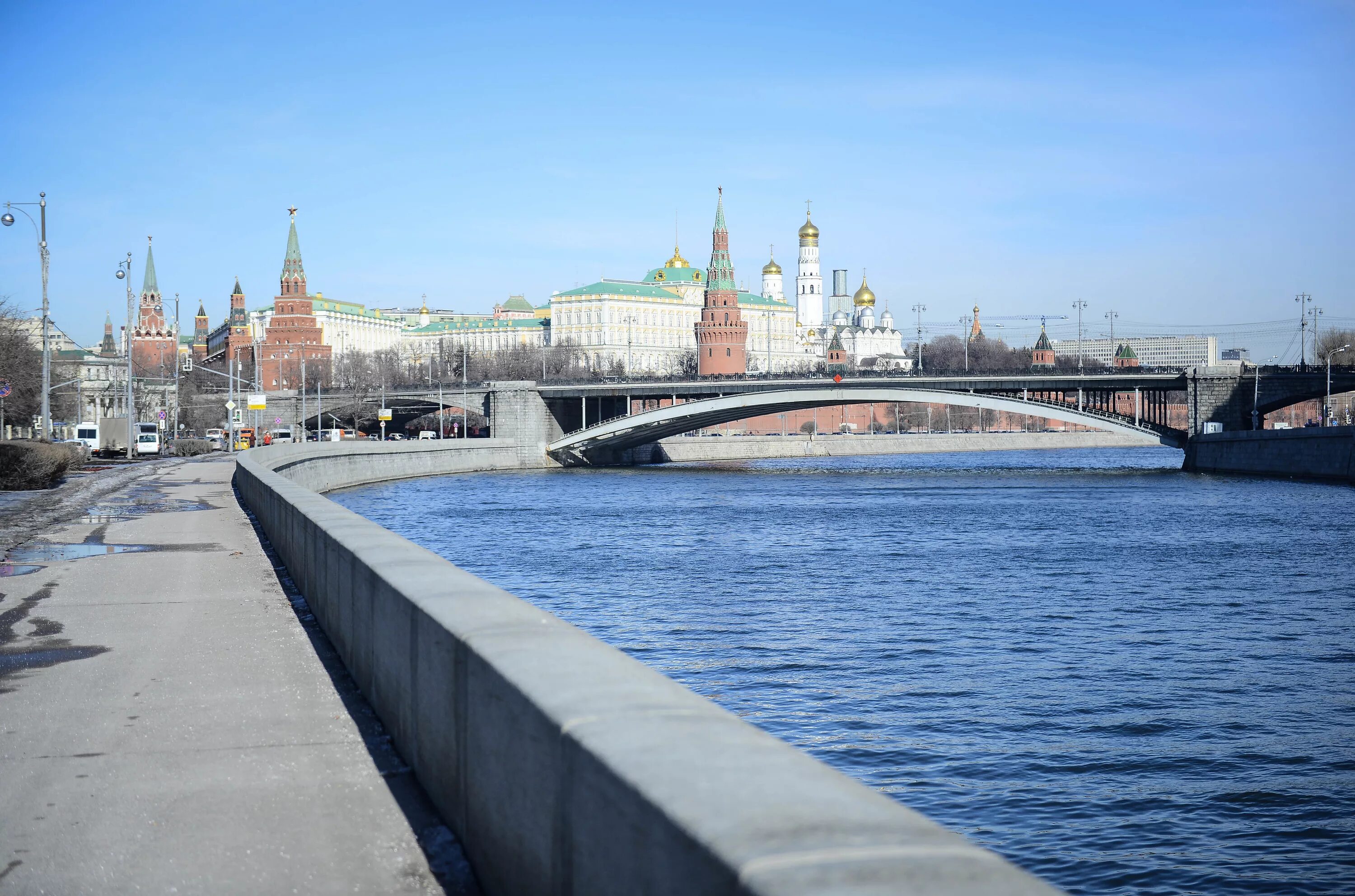 2 реки в москве названия. Набережная Москвы-реки Москва. Замоскворечье набережная Москвы реки. Кремлевская набережная Москва. Набережная реки Москвы Кремлевская стена.