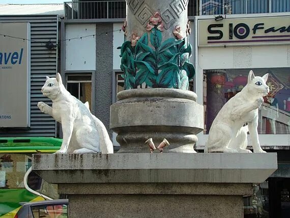 скульптуры кошек в кучинге. бакинская кошка. кошка на улице. городские кошки. город кошек в турции.