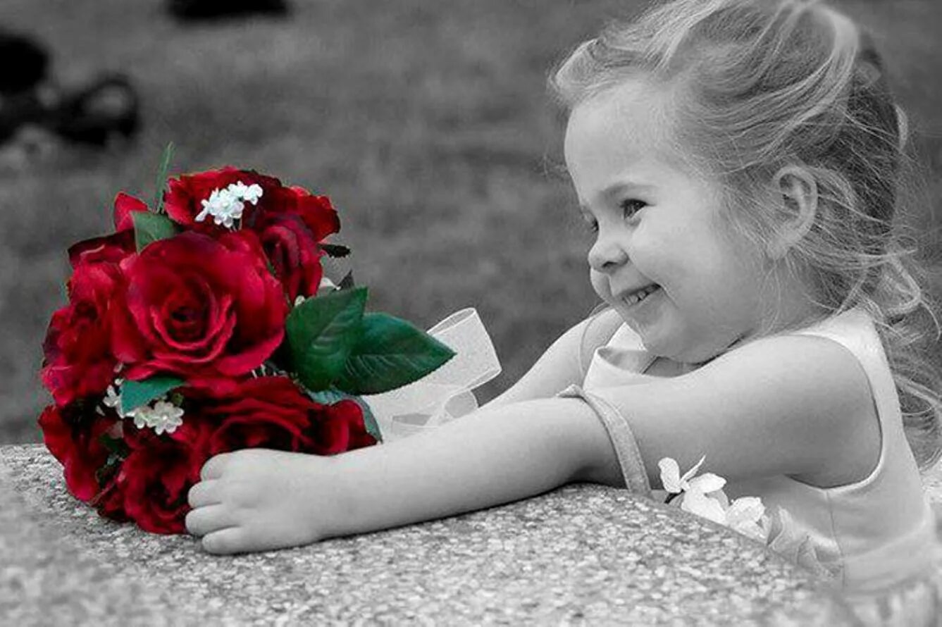 Есть прелесть и в самом. Девочка дарит цветы. Подруга ты прелесть. Подруга ты прелесть картинки. Букет цветов для детей.