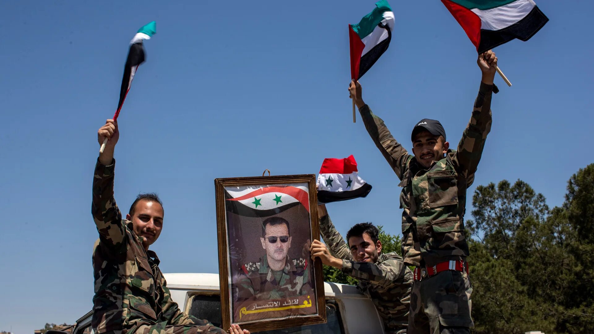 Террористов готовили в турции. Сирия Башар Асад. Башар Асад на фоне флага Сирии.