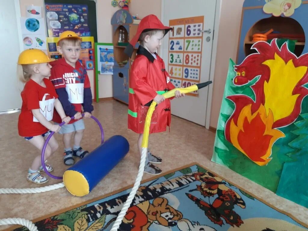 Атрибуты по пожарной безопасности в детском саду. Атрибуты для игр по пожарной безопасности в детском саду. Сюжетные игры для детей. Пожарник для детского сада.
