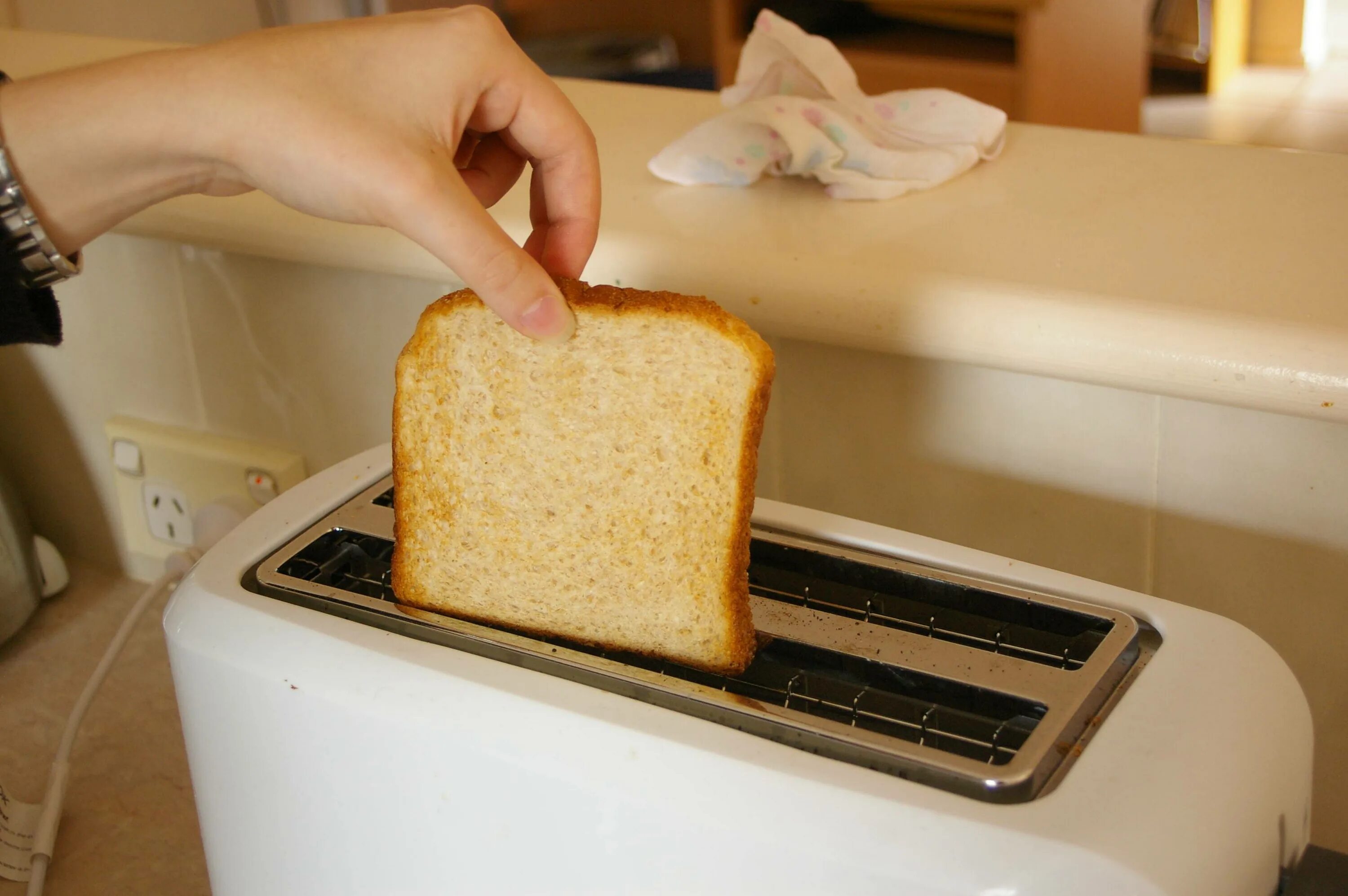 Хлеб для тостера. Тостер для батона. Хлеб в духовке тостер. Грязный тостер. Хлеб после духовки