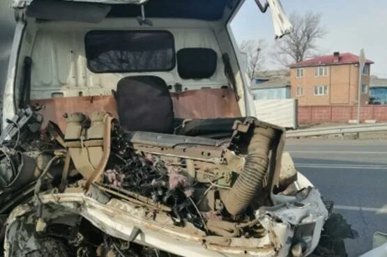 Угнали грузовик. Разбитый салон грузовика. Авария ГАЗ-53 Приморье. Авария молоковоз врезался в фуру.