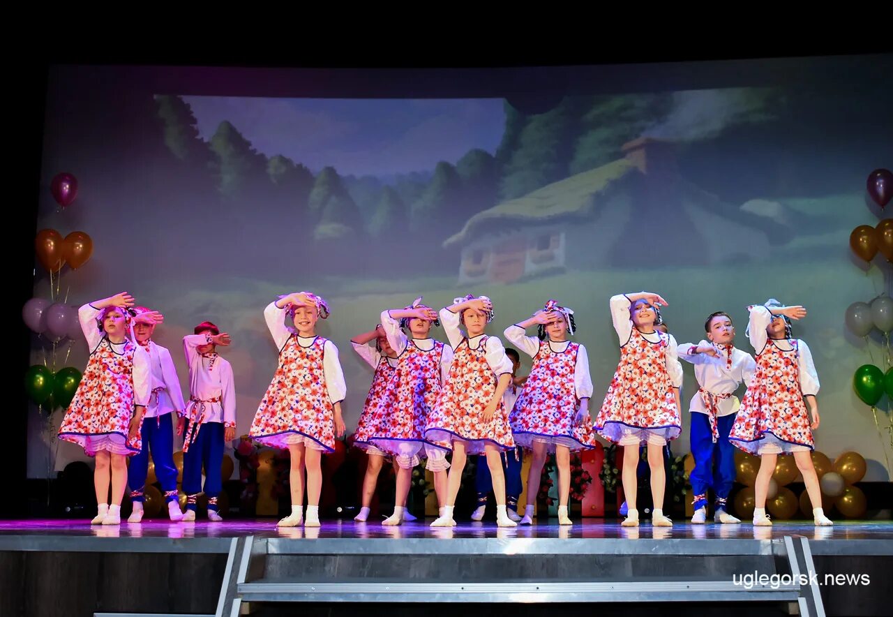 Гармония углегорск. Дом культуры октябрь углегорск сахалинская область. Рдк октябрь углегорск. Рдк октябрь углегорск. Рдк октябрь углегорск сахалин.