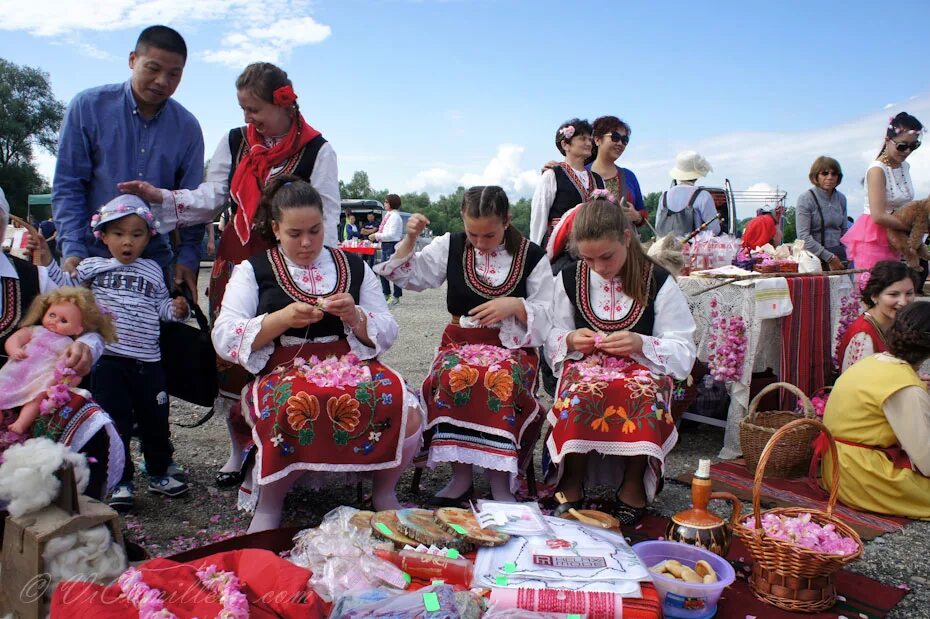 Какой праздник в болгарии. Праздники Болгарии. Болгария фестиваль. Традиционный праздник Болгария. Фестиваль роз.