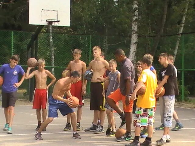 Спортивный лагерь Металлург Междуреченск. Спортивный лагерь для мальчиков. Пацаны в лагере. Летний спортивный лагерь мальчики. Пацаны в душе в лагере