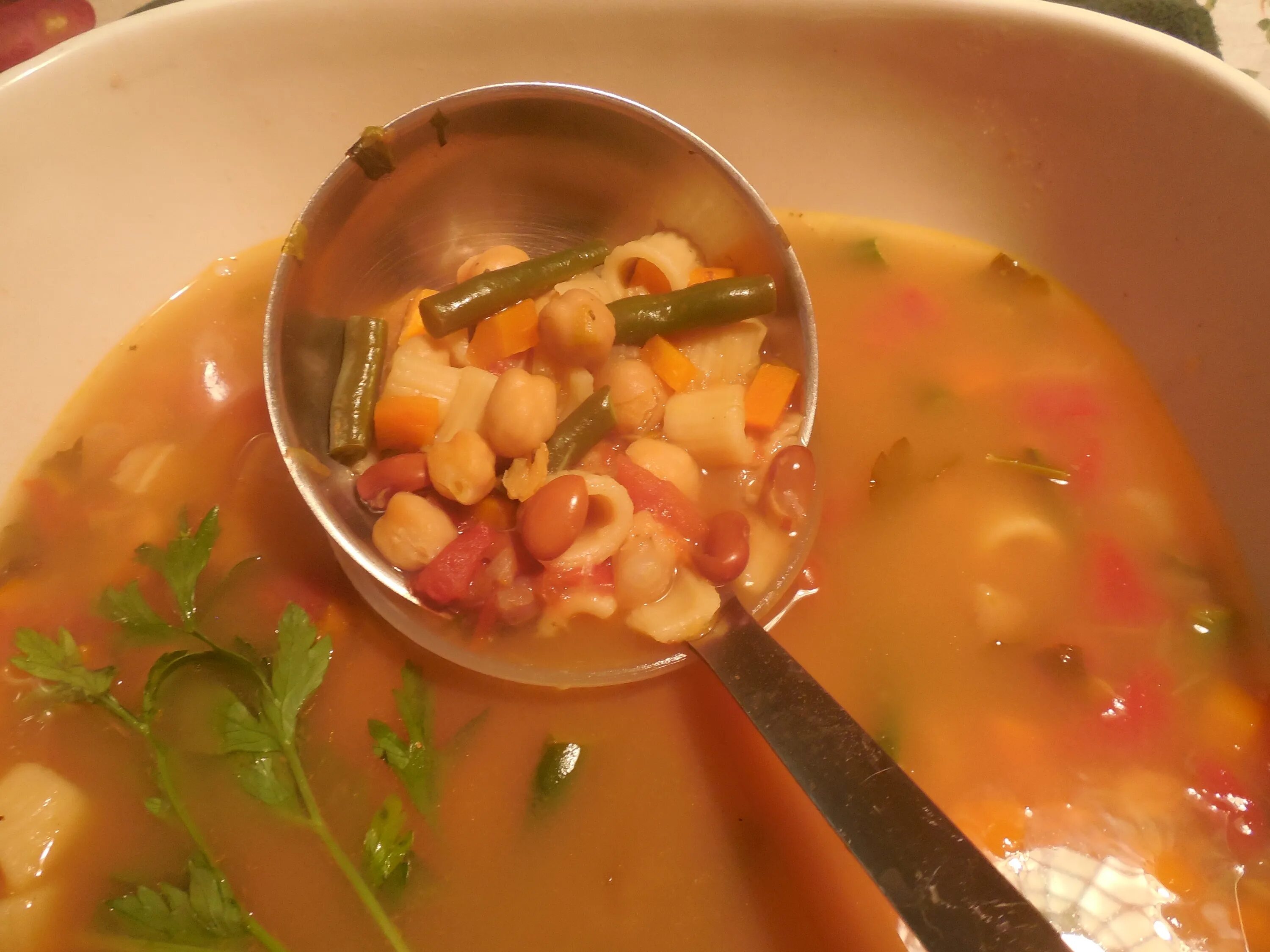 второе в столовой. обеды в столовой в школе. порция супа в школьной столовой. суп и второе. школьный обед.