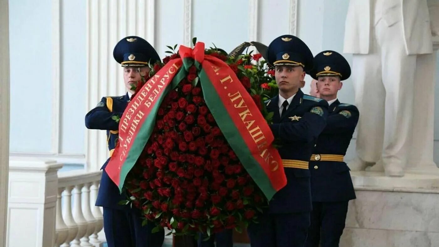 Венок от Лукашенко. Большой венок от министра. Офицеры прощание