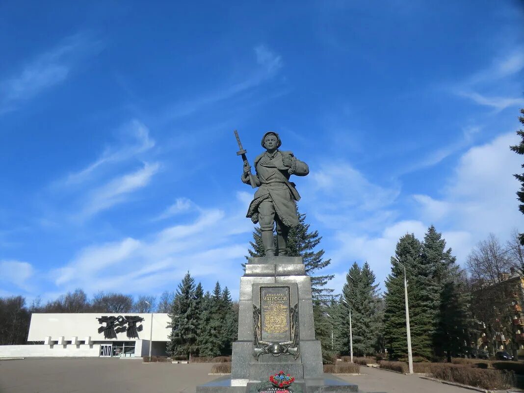 Памятник александру матросову. Матросов великие луки. памятник александру матросову в великих луках. александр матросов памятник великие луки. александр матросов великие луки.