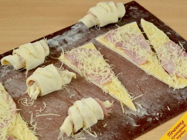 Слоеное тесто сыром как завернуть. Круассаны с сыром из слоеного теста. круассаны с ветчиной и сыром из слоеного теста. круассаны из слоёного дрожжевого теста. нарезка теста для круассанов.