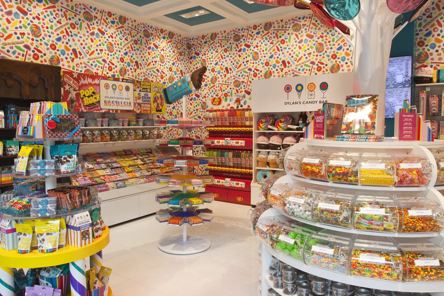 площадь магазинчика со сладостями. площадь магазинчика со сладостями. самый большой магазин сладостей. конфетный магазин дилан лорен. кэнди шоп магазин сладостей.
