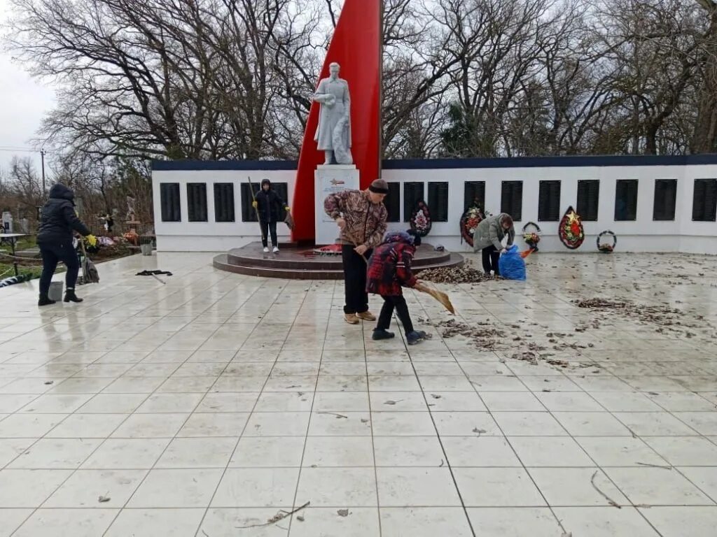 Погода в кеслерово крымского. Памятник неизвестному солдату в Крымске. Мемориал в селе Шрома. Братская могила Кеслерово. Мемориал под Крымской.