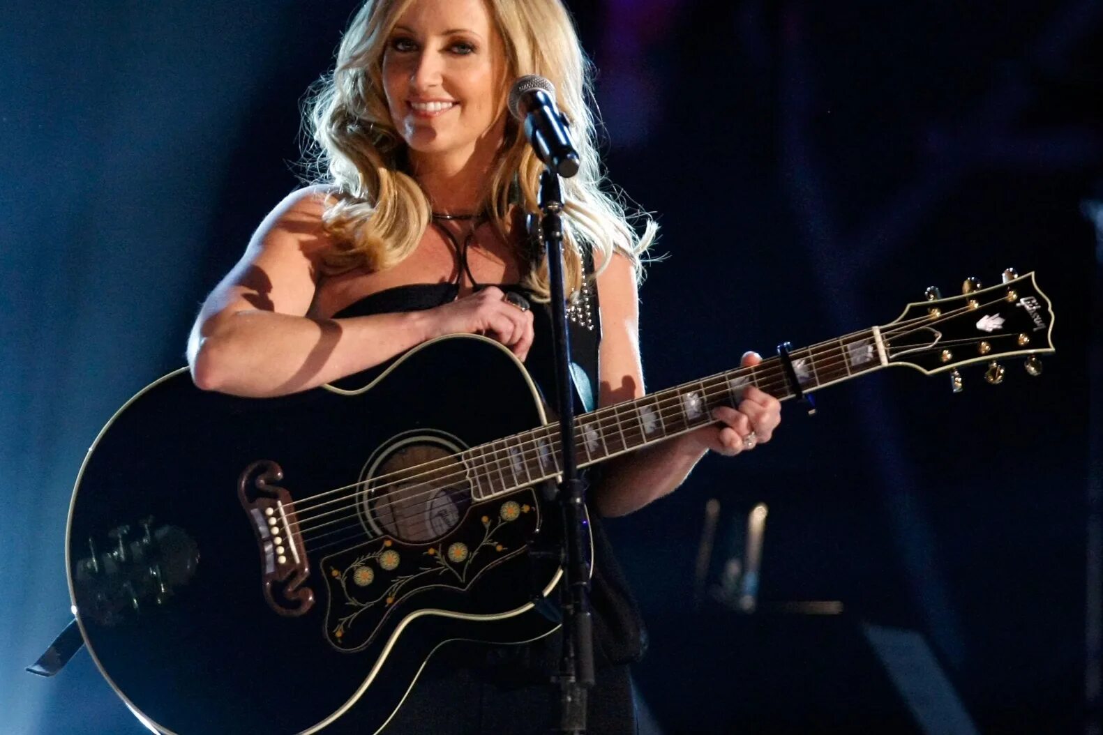 Музыкальную анну. Анначе #annache. Гилберт музыкант. Музыкальную анну. Музыкальную анну.