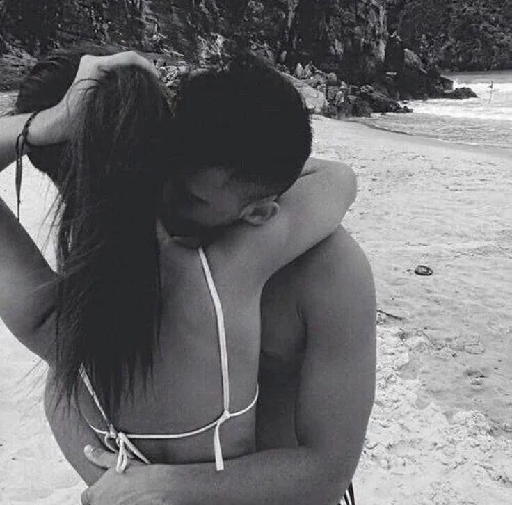 мужчина и женщина обнимаются. брюнет и брюнетка. красивая брюнетка с парнем. брюнет и брюнетка. темноволосая девушка и парень.