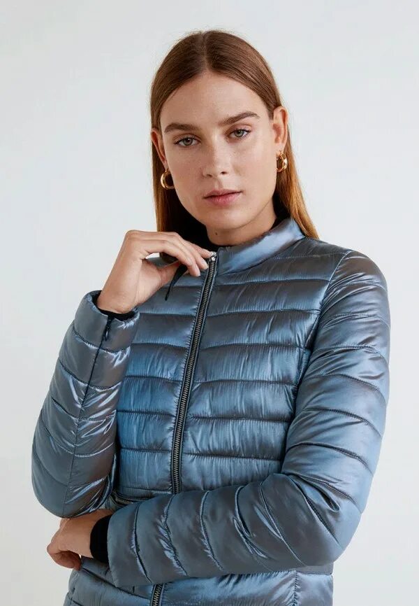 Кожаная косуха mango. Анорак mango blandico. Mango косуха женская. Стеганая куртка mango. Стеганый анорак манго.