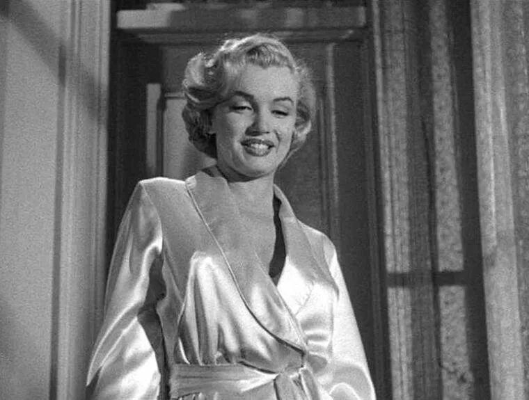 Мэрилин монро любовь втроем. Мэрилин монро на съемках. Movie monroe. Мэрилин монро душечка. Movie monroe.