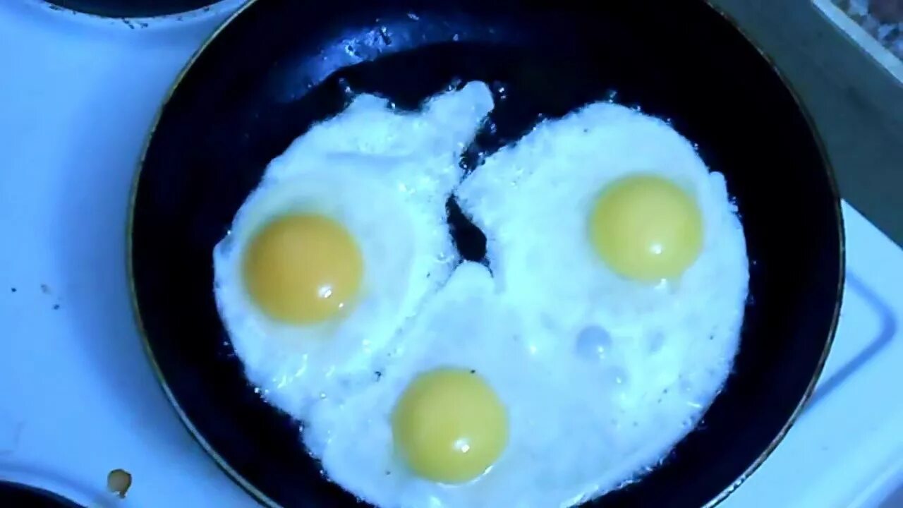 Яйцо обжаренное с двух. Яичница поджаренная с двух сторон. Яйцо жареное с двух сторон. Яичница жареная с 2х сторон. Два яйца жареные с белым верхом.
