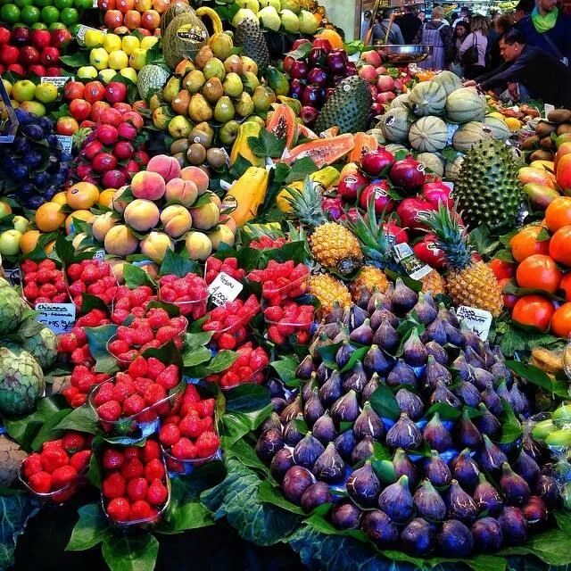 Фрукты в бангкоке. Рынок Бокерия в Барселоне. Barcelona la Boqueria Market. Фруктовый рынок. Фрукты на рынке.