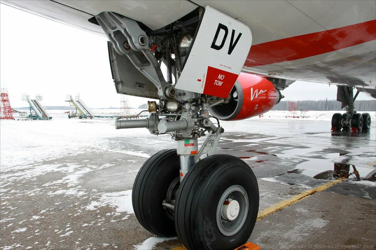 Шасси выпущены. Boeing 777 шасси. стойка шасси боинг 777. шасси а320. стойка шасси airbus a320.