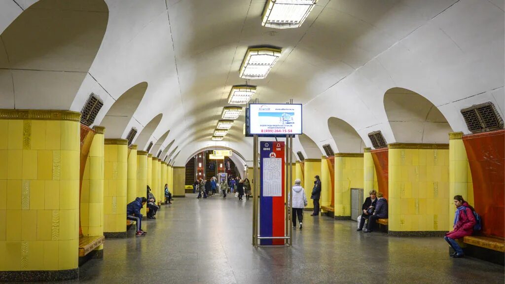 метровагон москва 2020. люди на станции метро. метро печать калужско рижская. станция метро алексеевская. метро поезд на калужско рижской линии.