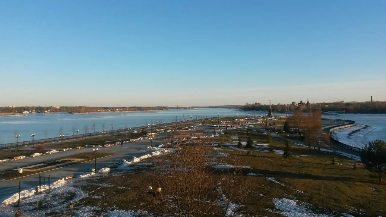 Ярославль набережная. Парк стрелка ярославль, парк стрелка отзывы. Портовая набережная ярославль. Казанский грузовой речной порт. Портовая набережная ярославль.