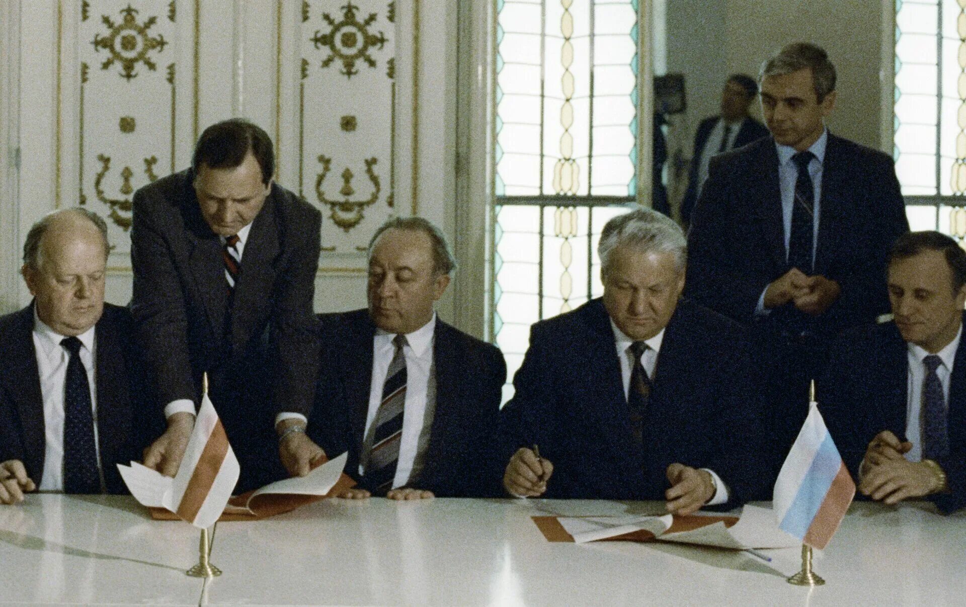 Беловежская пуща вискули 1991. Беловежское создание снг. Беловежская пуща вискули 1991. Беловежская пуща вискули 1991. Ельцин кравчук и шушкевич беловежское соглашение.