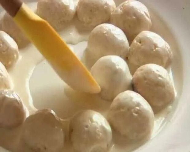 Шариковый торт сметанный. Торт горка со сметанным шариками. Торт шариками со сметанным. Торт с шариками из теста. Торт шариками со сметанным.