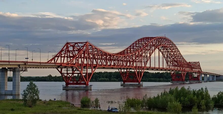 Мост в Ханты-Мансийске красный. Мост через Иртыш в Ханты-Мансийске. Мост дракон в Ханты-Мансийске. Красный дракон мост через Иртыш.