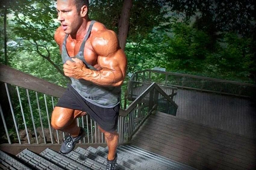 Мужчина в хорошей физической форме. Здоровые мышцы. Перекус спортсмена. Бег мышечная масса. Набор массы бег.
