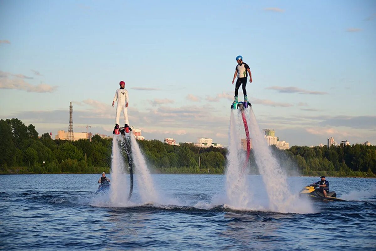 Fun trips. Москва, серебряный Бор флайборд. Полет на флайборде Москва. Флайборд в Москве покататься. Водные аттракционы.