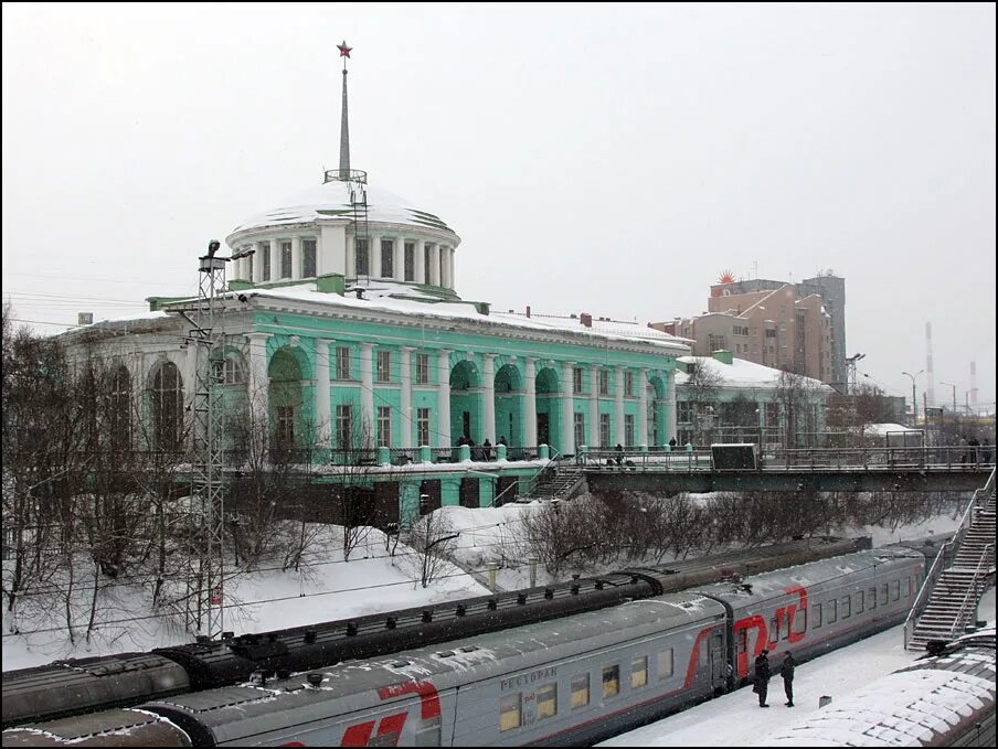 Поезд оленегорск москва. Вокзал Мурманск. Железнодорожный вокзал Мурманск, Мурманск. Поезд Мурманск вокзал. РЖД вокзал Мурманск.