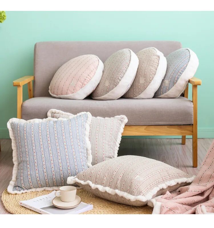Подушки на диван фото. Декоративные подушки. Оригинальные диванные подушки. Подушка для дивана. Дизайнерские декоративные подушки.