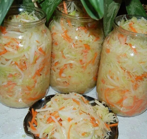 Капуста на зиму провансаль очень вкусная. Квашеная капуста с редькой. квашеная капуста с редькой и морковью. квашеная капуста с черной редькой. салат провансаль из капусты.