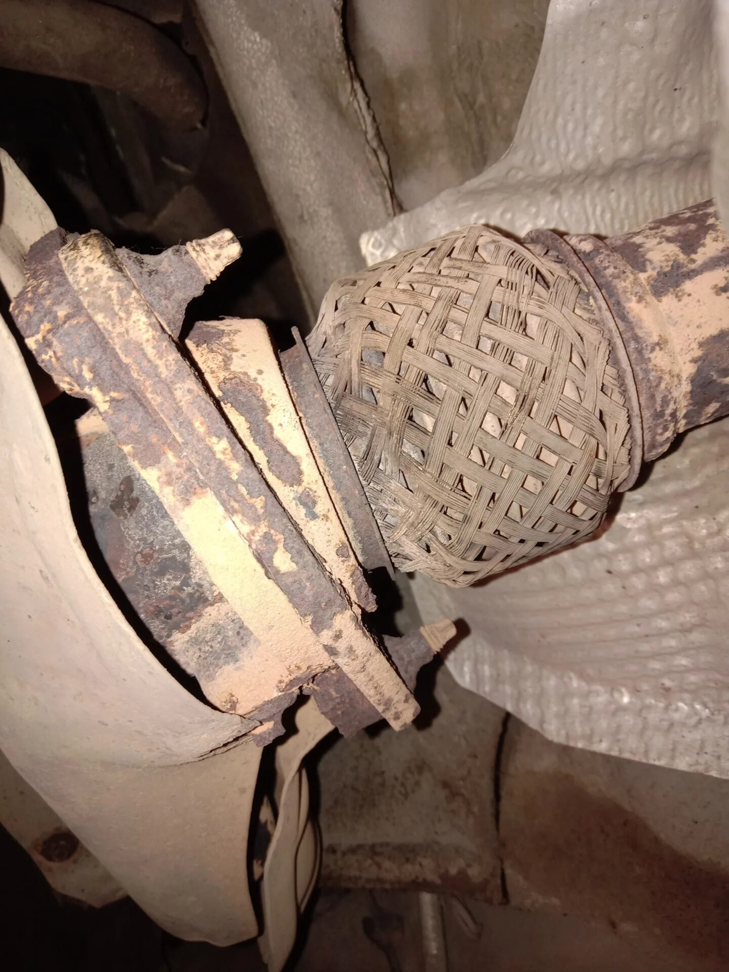 Гофра глушителя дастер 2. Гофра глушителя рено лагуна 1. Замена гофры рено. 6 16 клапанов. Замена гофры рено.