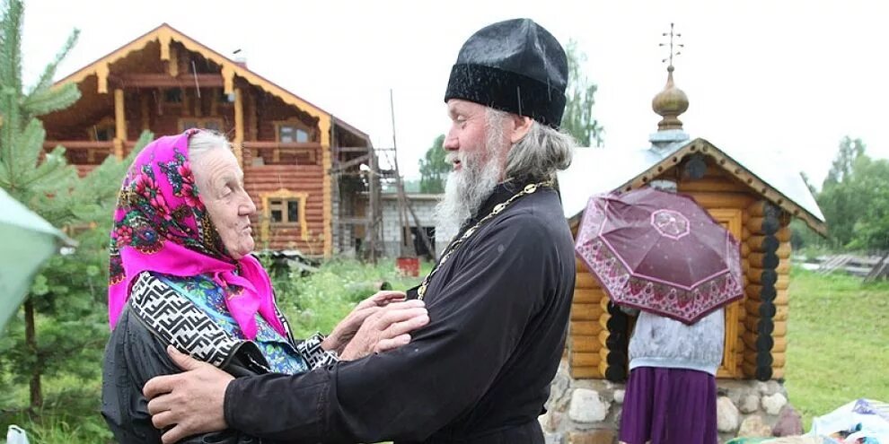 Священник и прихожанин. Священник беседует с прихожанином. Батюшка. Беседа со священником. Женщина и священник в храме.