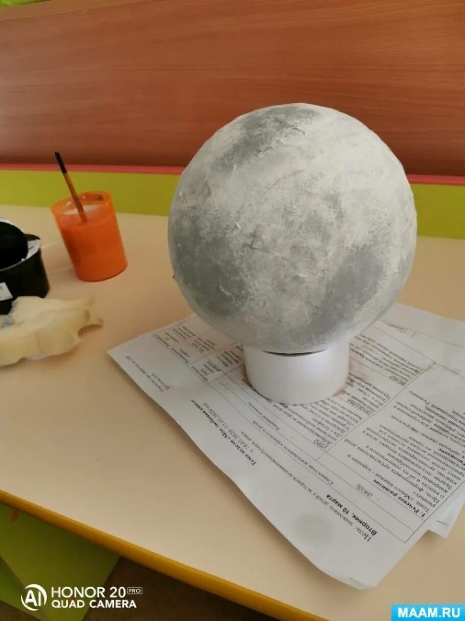 Макет луны 1 класс окружающий. Макет Луны своими руками. Поделка Луна. Модель Луны из пластилина. Поделка Луна из пластилина.
