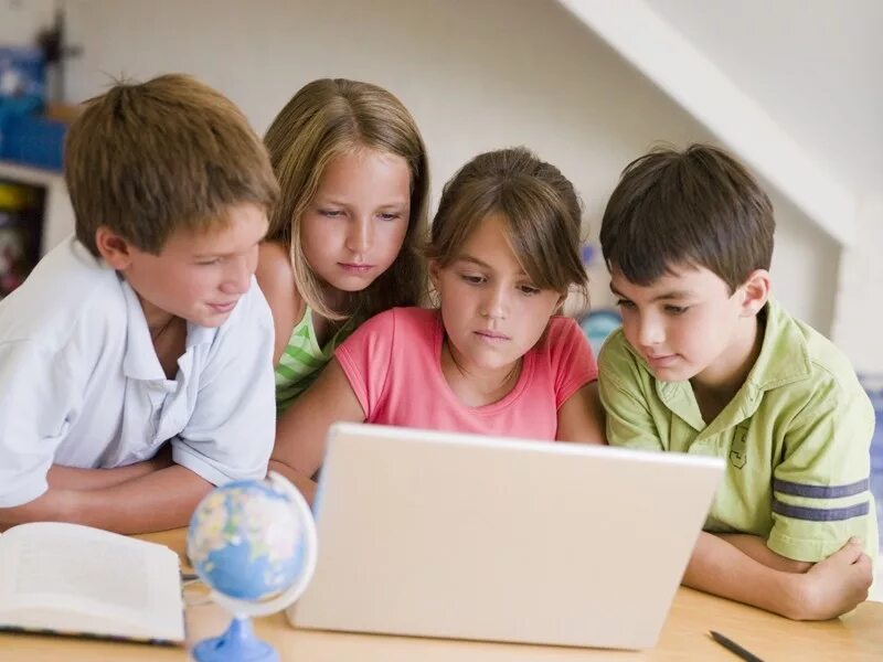 Интернет урок дети. Ученик. Младшие школьники. Дети в школе. Школьник в интернете.