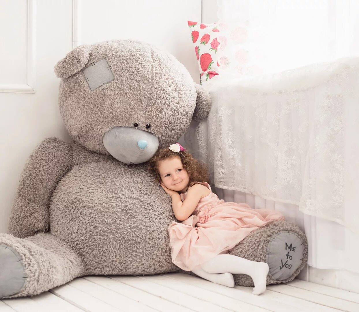 Обнимает игрушку. Ребенок с плюшевым мишкой. Плюшевый медведь. Плюшевый мишка. Девочка с медвежонком.