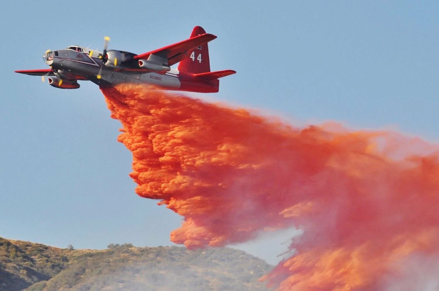 В каком году появились пожарные самолеты. Пожарный самолет. Пожарный самолет Канада. Американский пожарный самолет. Самолёт для тушения лесных пожаров.