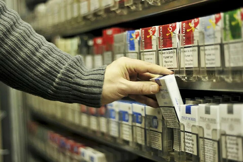 Выкладка сигарет в магазине. Сигареты в пятерочке. Продавщица табачной продукции. Табак и табачные изделия. Торговля табаком.