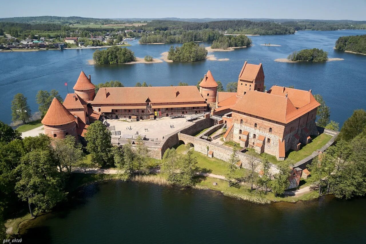 Тракайский замок. Тракайский замок Литва. Тракайский островной замок. Крепость Тракай Литва. Тракайский замок достопримечательности Литвы.