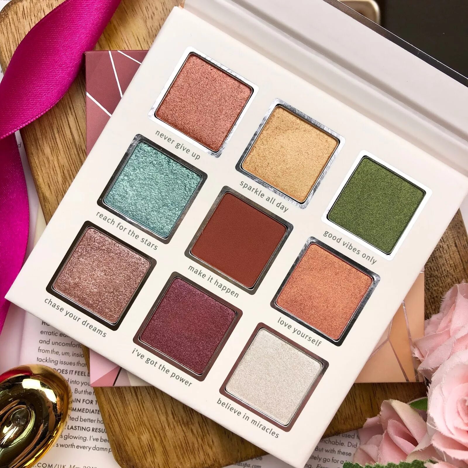 Палетка на валберис. Rose Crystal палетка hudavoiji. Essence палетка теней Crystal Power Eyeshadow Palette. KVD палетка теней Кристалл. Палетка диамонд 12 цветов.