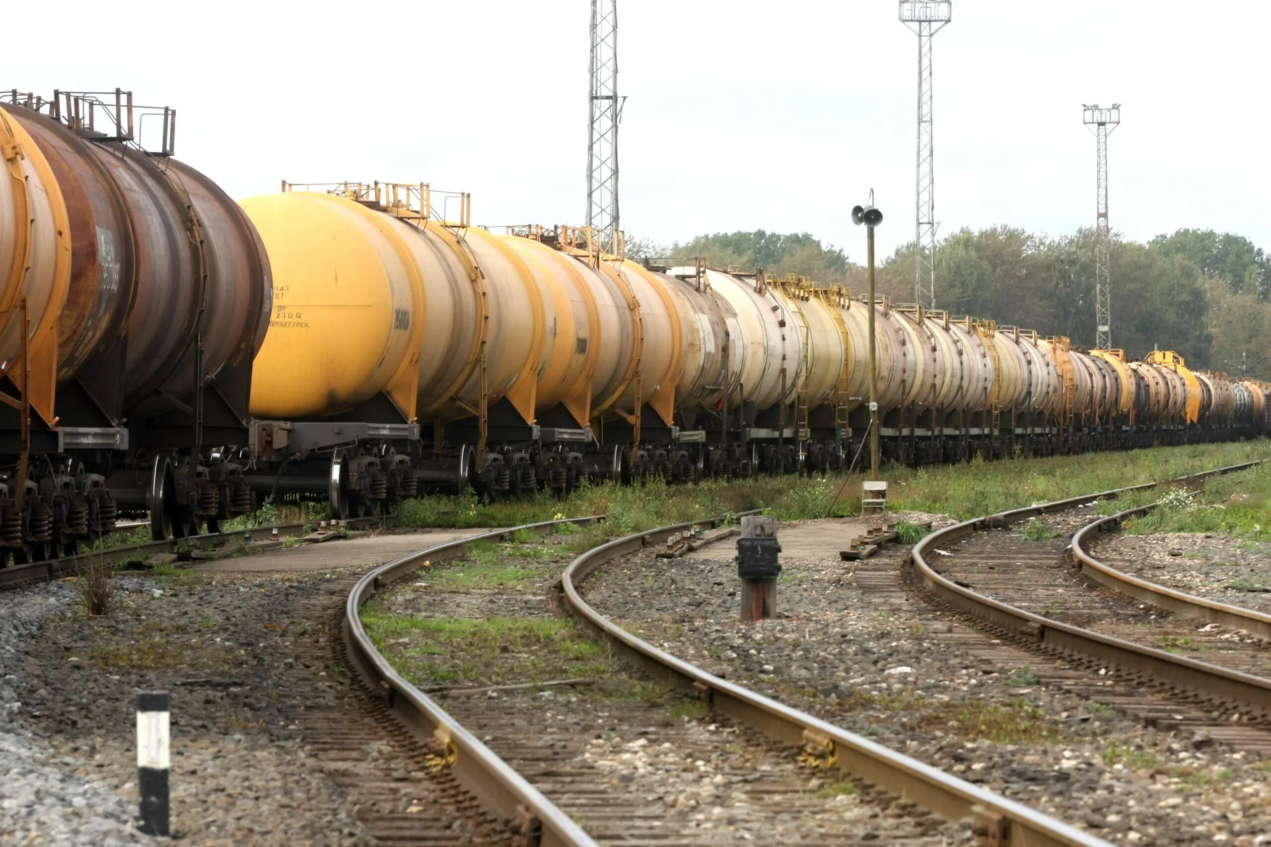 Товарные грузовые поезда цистерна. Вагон цистерна ржд. Вагон товарняк цистерна. Товарные цистерны. Вагон цистерна трансойл.