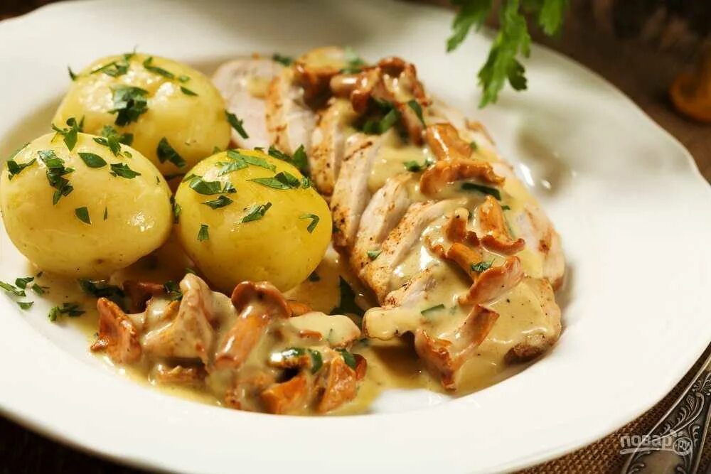 Что приготовить из филе курицы и картошки. Картофель с курицей. картофель отварной с курицей. картофель с куриным филе. куриное филе с картофелем.